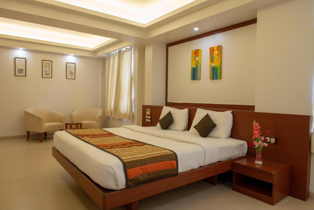 Monarch Montvert Pune Exterior foto
